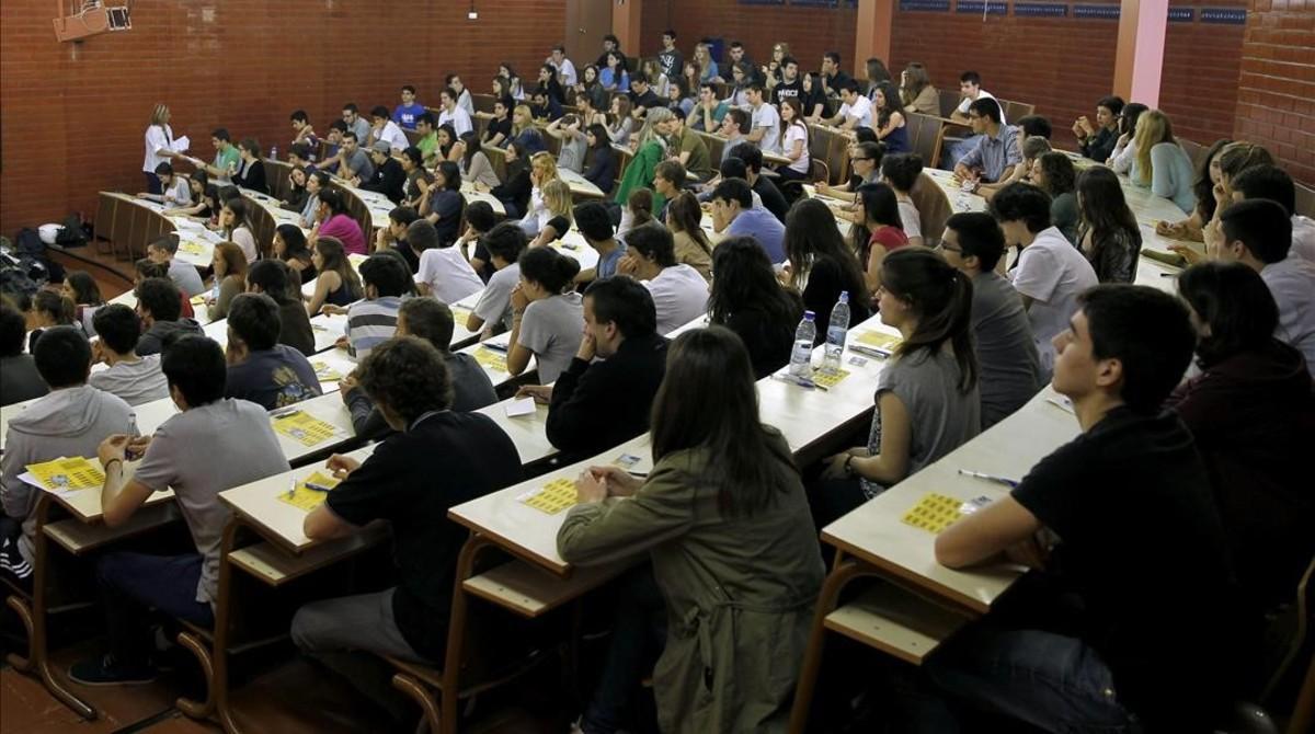 Estudiantes en un aula de la facultad de Biologia de la Universitat de Barcelona (UB), en una jornada de las pruebas de selectividad. 