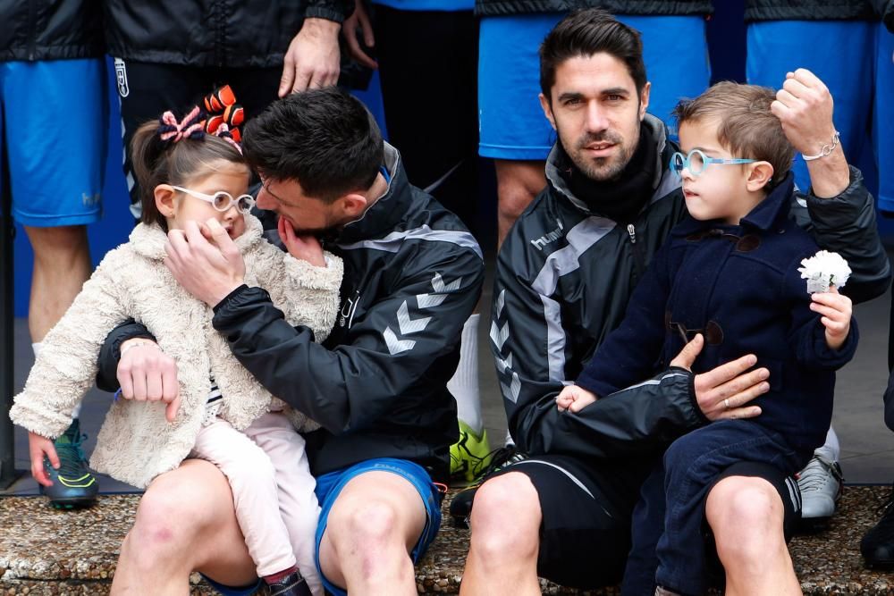 Visita de representantes de la fundación "Mia o que hago" en el Requexón y la plantilla del Real Oviedo