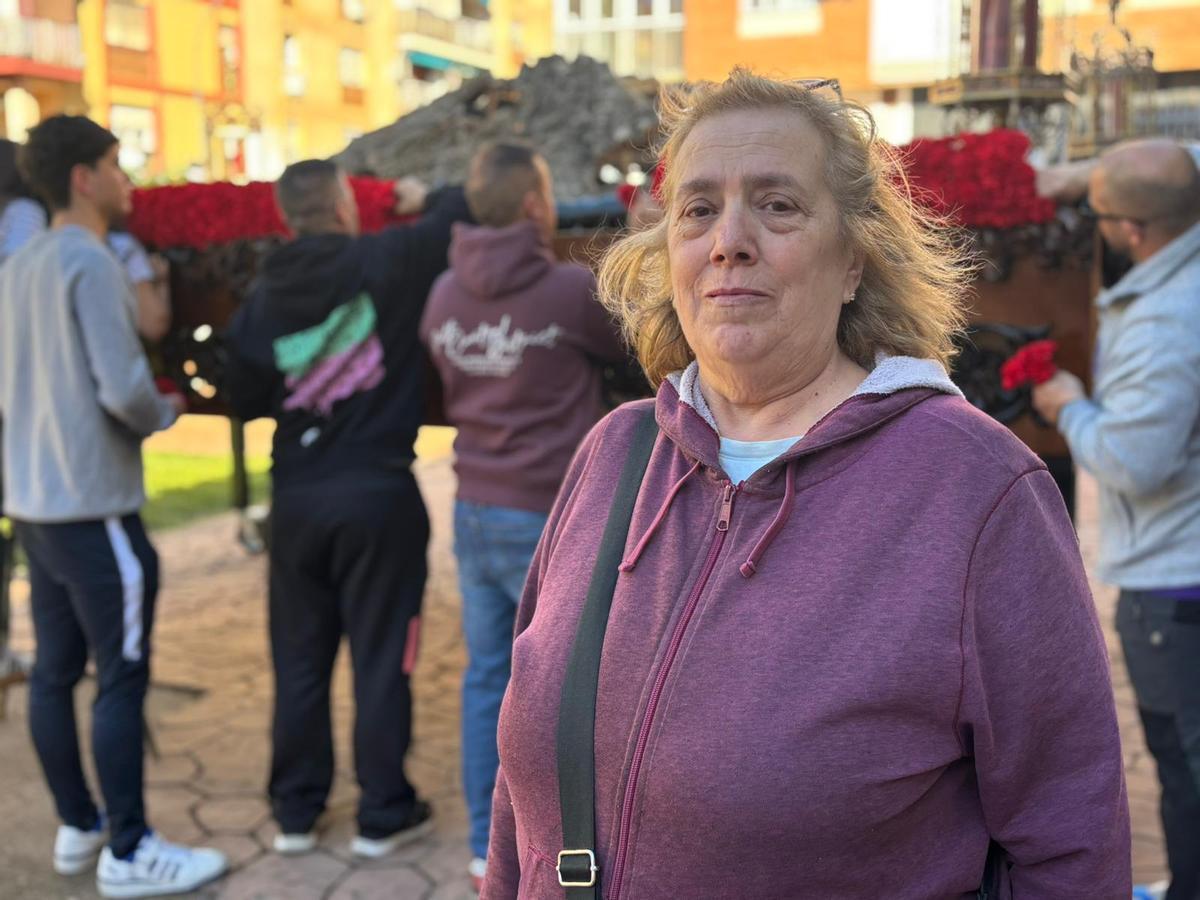 María del Pilar Reja, vecina de Badajoz, ante el paso del Cristo de la Angustia y la Virgen de la Misericordia.