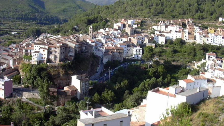 El alcalde de un pequeño pueblo de Castellón toma las riendas de la única tienda para evitar su desaparición: &quot;Es necesario&quot;