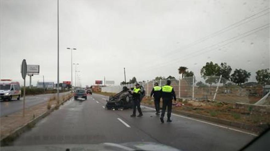 Un coche da una vuelta de campana en la entrada a Castellón