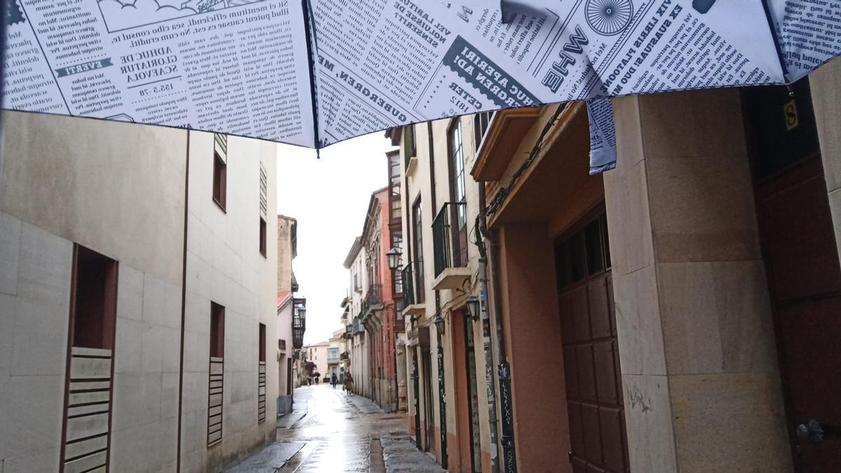 Lluvia a primera hora de este viernes en Zamora. Casco histórico de la capital.