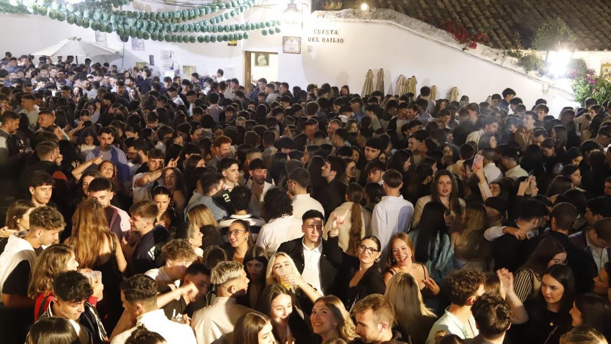 Ambiente en la cruz del Bailío, que monta la hermandad de la Paz, en la primera noche.