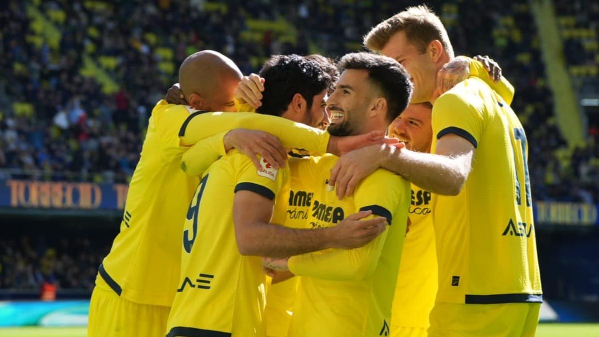 Los jugadores del Villarreal celebran el cuarto tanto, obra de Guedes.