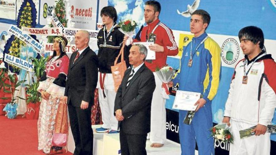 Víctor Aranguren, el primero por la izquierda en el podio, posa con su medalla de plata.