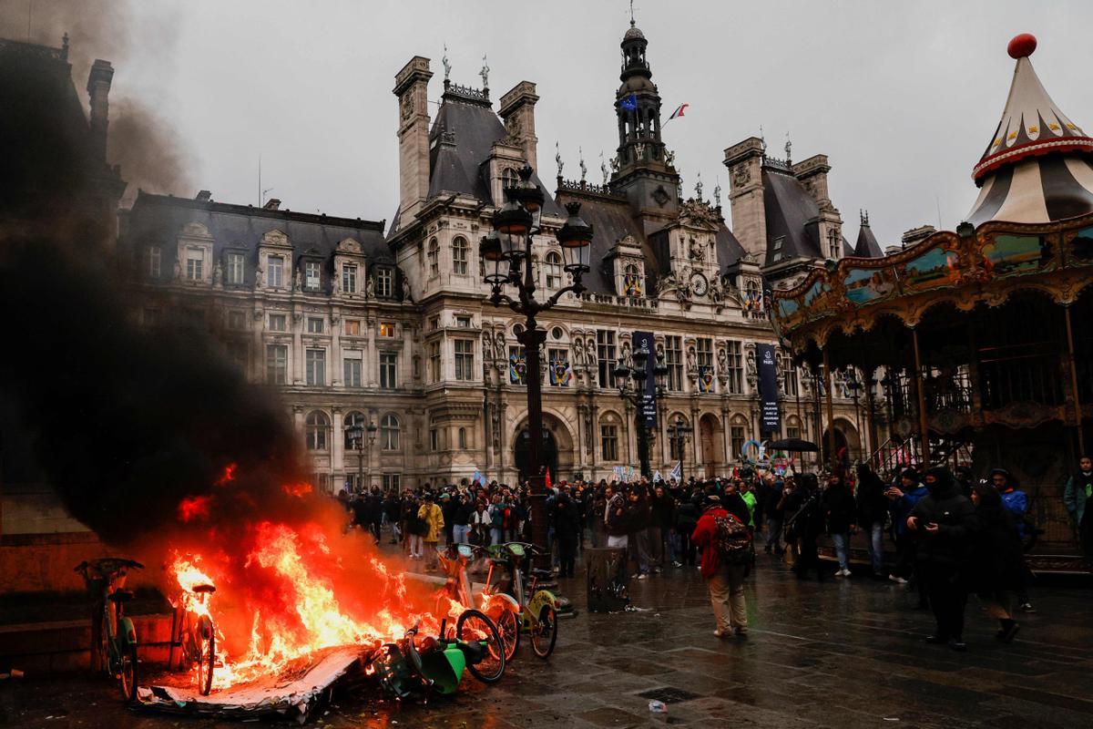 Protestas en Francia. Miles de ciudadanos se echan a las calles para manifestar su descontento con el fallo del Constitucional francés y que ha generado altercados en diferentes ciudades