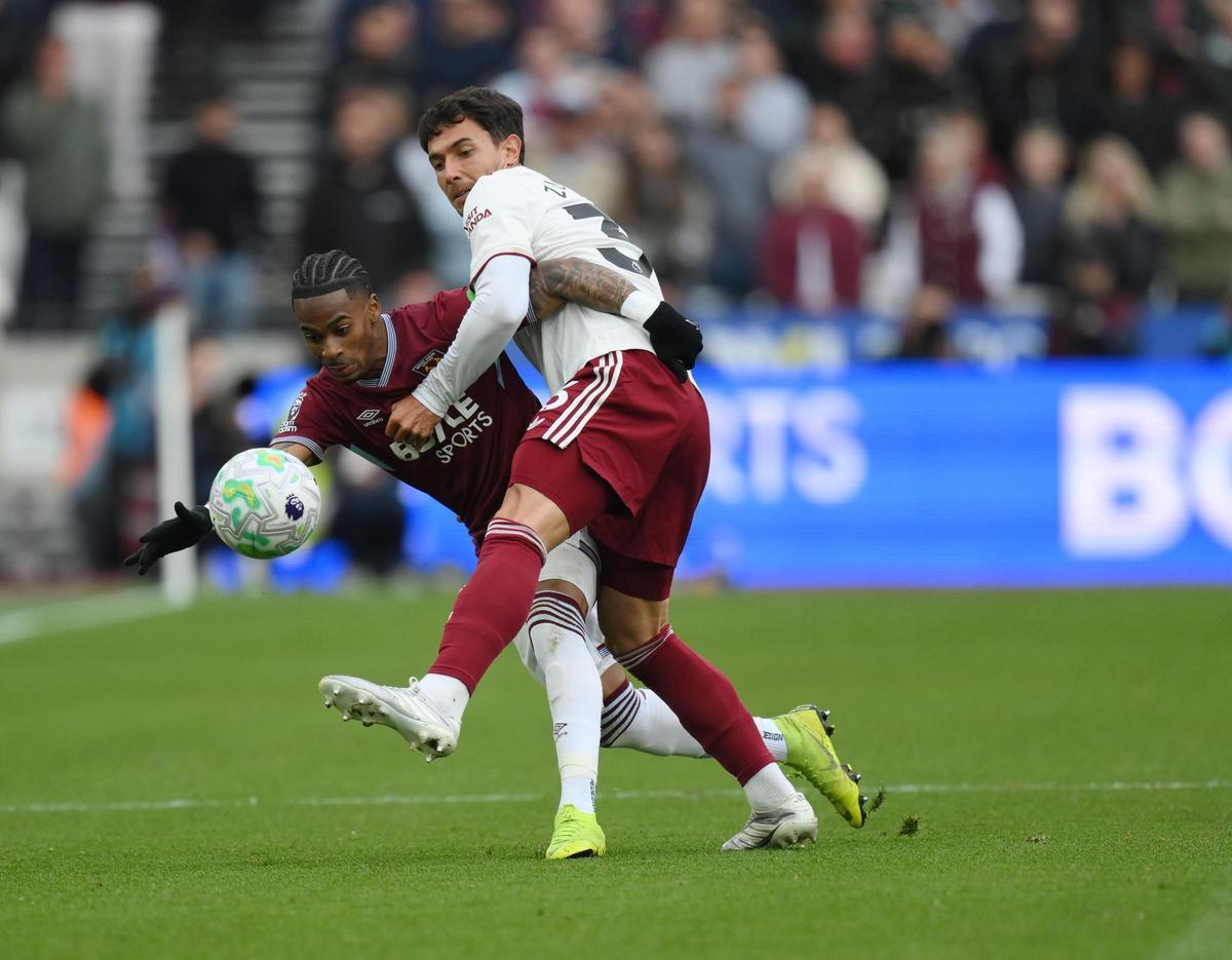Summerville y Zubimendi disputan un balón en el London Stadium
