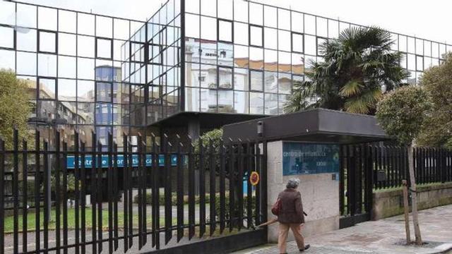 El centro de informática de Caixanova, todavía con el cartel, ayer.  // R. Grobas