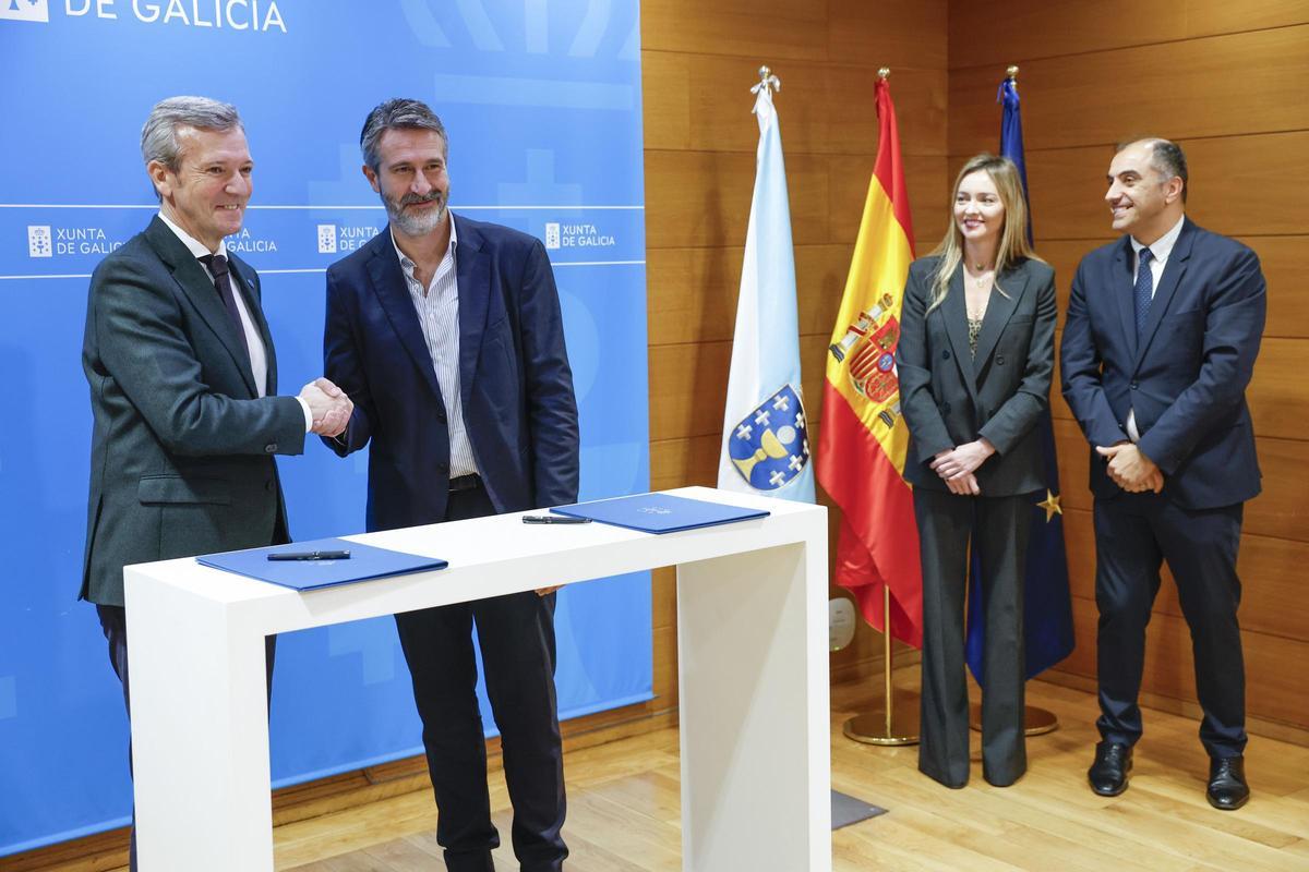 Xunta y Fegamp durante la firma del acuerdo esta mañana.