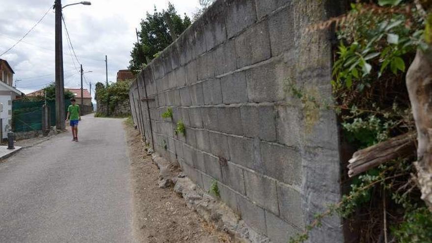 Muro que amenaza caída en el vial de Viñas. // G. Santos