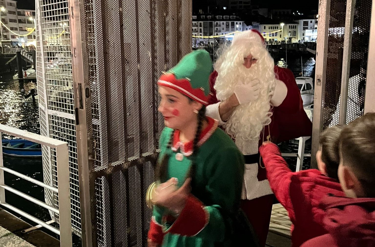 En imágenes: El espectacular desfile de Papá Noel por las calles de Luarca