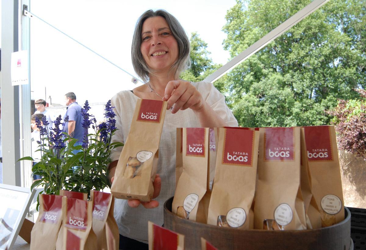 María Bouzas, con las galletas que elabora en Amarante.