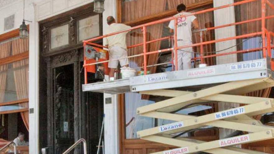 Imagen de las obras de remodelación de la fachada del Casino de Torrevieja.