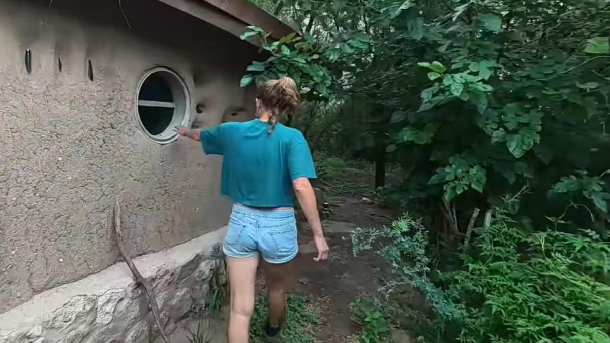 Rocío expone que cuando llegó al terreno, no había nada más que vegetación.