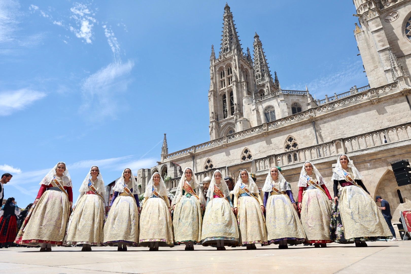 Carmen, Nerea y la corte en Burgos: Catedral, Bajada de Peñas y Ofrenda