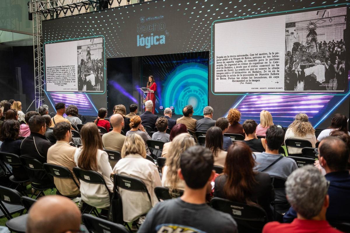 Monica Martín exponiendo en la primera de las charlas