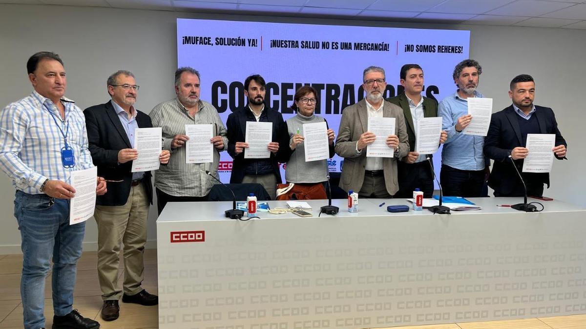 Representantes sindicales en la rueda de prensa