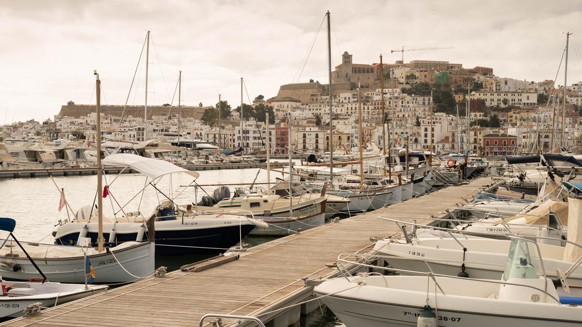 El Club Náutico de Ibiza denuncia la peligrosidad de los pantalanes flotantes