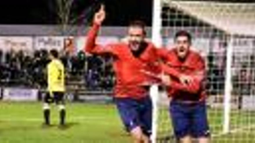 Roger Vidal celebra amb Uri Santos el gol de la victòria contra el Lleida, ahir al Municipal d&#039;Olot.
