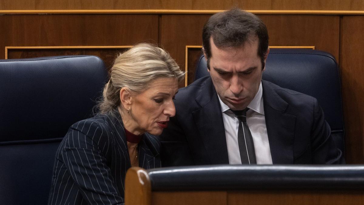 La vicepresidenta segunda y ministra de Trabajo, Yolanda Díaz y el ministro de Economía, Carlos Cuerpo, durante una sesión plenaria, en el Congreso de los Diputados.