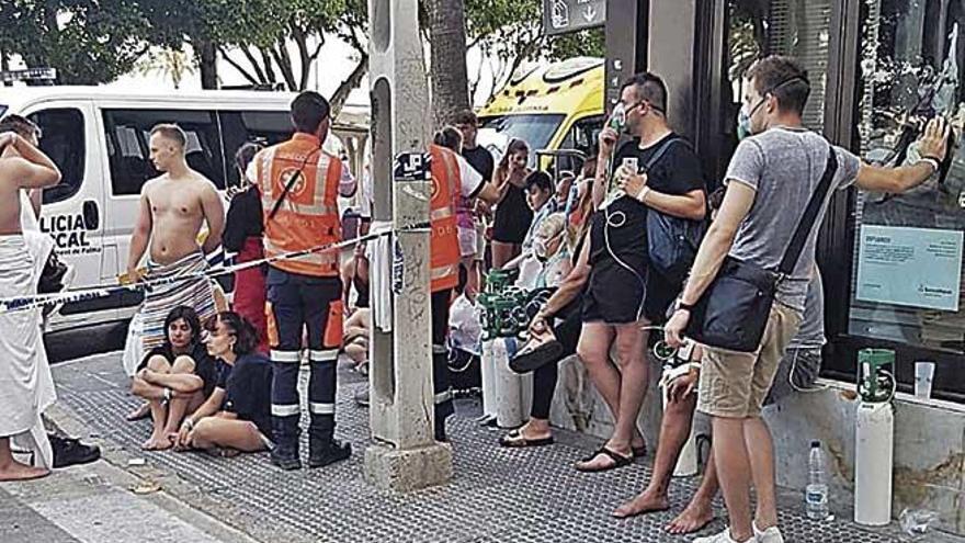 Varios turistas con máscaras de oxígeno tras ser desalojados.