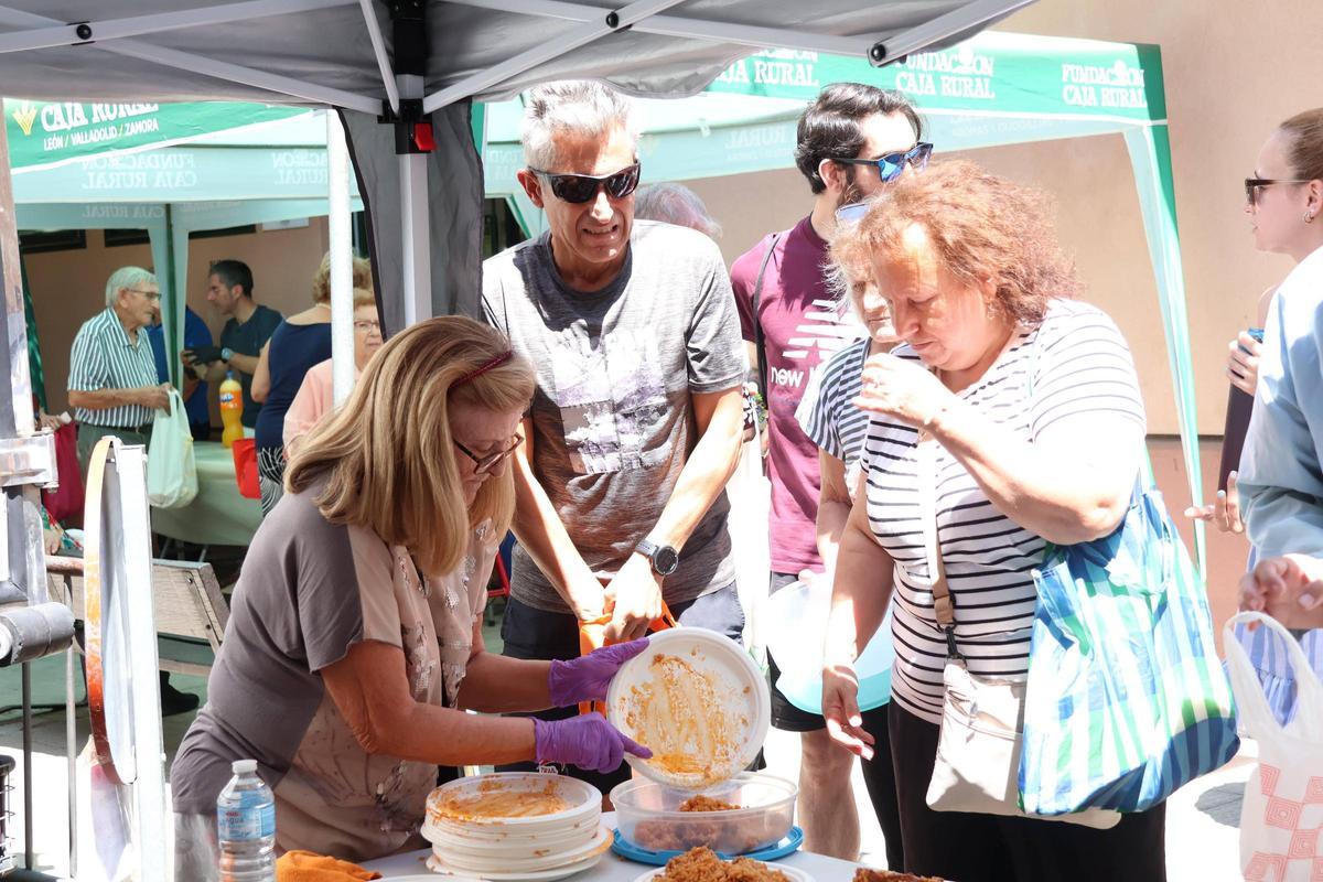 Los vecinos de Los Bloques degustan un arroz a la zamorana en las fiestas