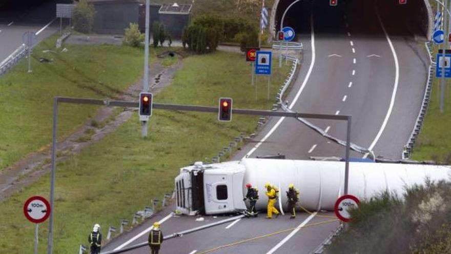 El camión cisterna cargado con gas volcado en la A-6, en el municipio lucense de As Nogais. / eliseo trigo