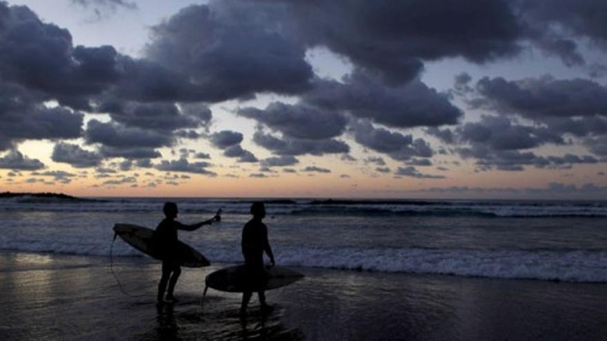 Surf nocturno en Australia para celebrar la llegada del verano