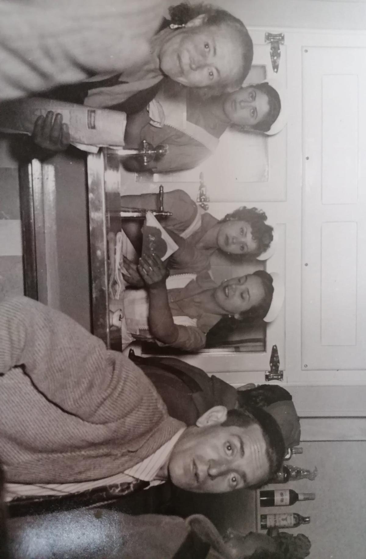 Clientes y trabajadores de las Cafeterías Nebraska.