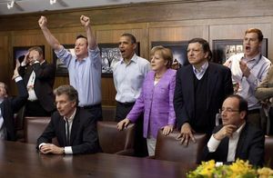 El primer ministre britànic, David Cameron (esquerra), el president nord-americà, Barack Obama, la cancellera alemanya, Angela Merkel, el president de la Comissió Europea, el portuguès José Manuel Durao Barroso, el president francès, François Hollande, entre altres, segueixen per televisió la tanda de penals de la final de la Lliga de Campions.
