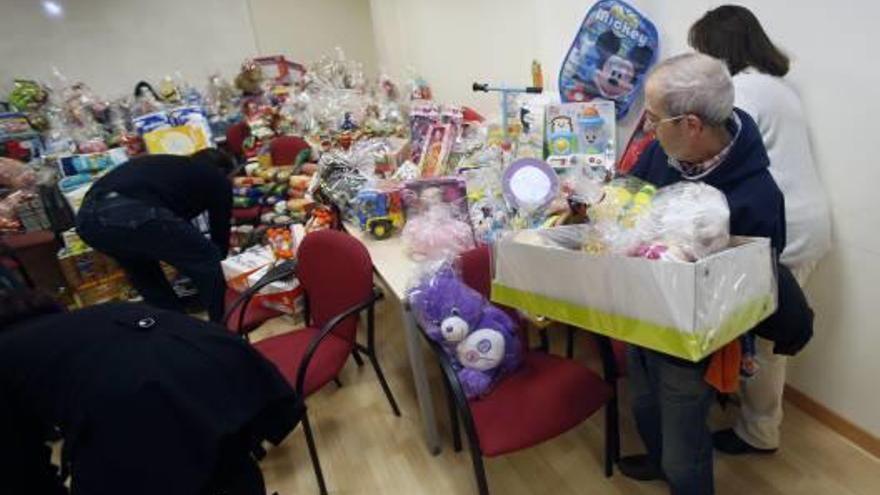 Entrega de alimentos y juguetes a dos asociaciones