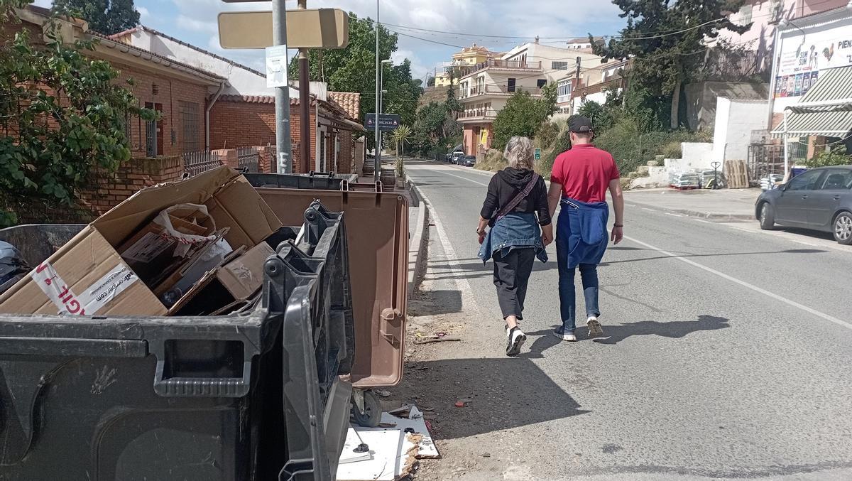 Contenedores en un terrizo bloquean el paso de los peatones, en el Camino del Colmenar con calle Bradamante, frente a Monte Dorado.