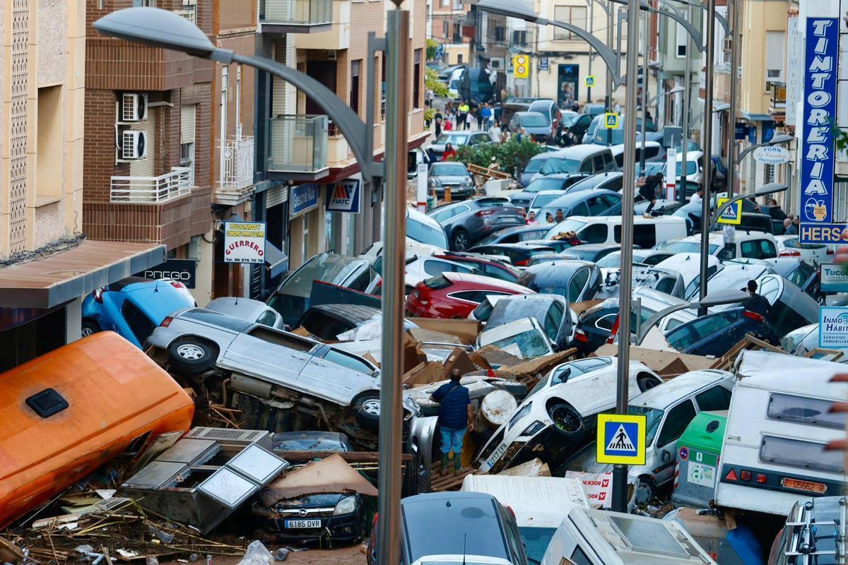 Coches apilados en una calle de Paiporta tras la riada.