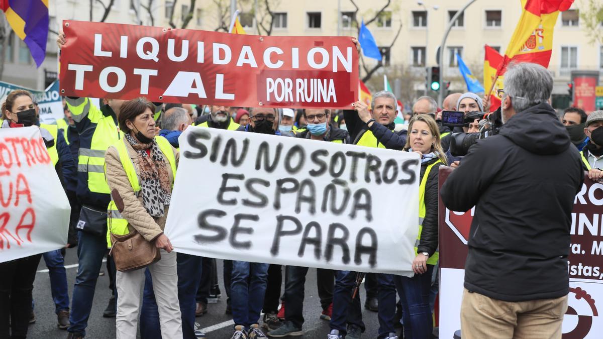 Los transportistas protestan ante el ministerio, en el centro de Madrid