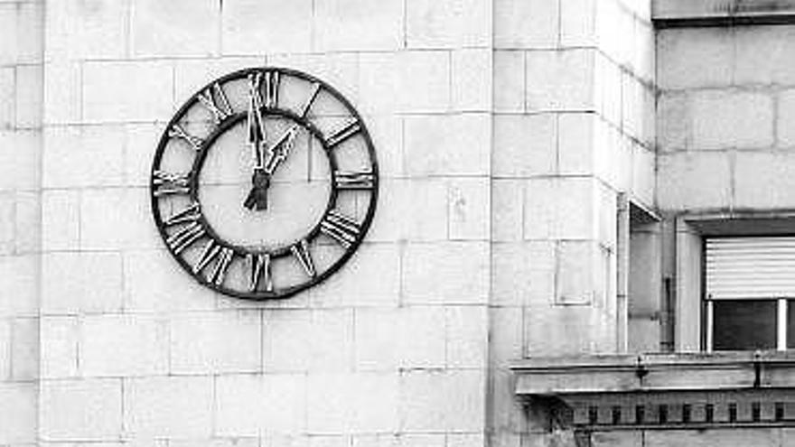 Detalle del reloj del edificio de Cajastur, en la plaza del Carmen.