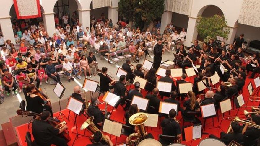 Los espectadores llenaron el Claustro del Ayuntamiento para seguir el concierto.