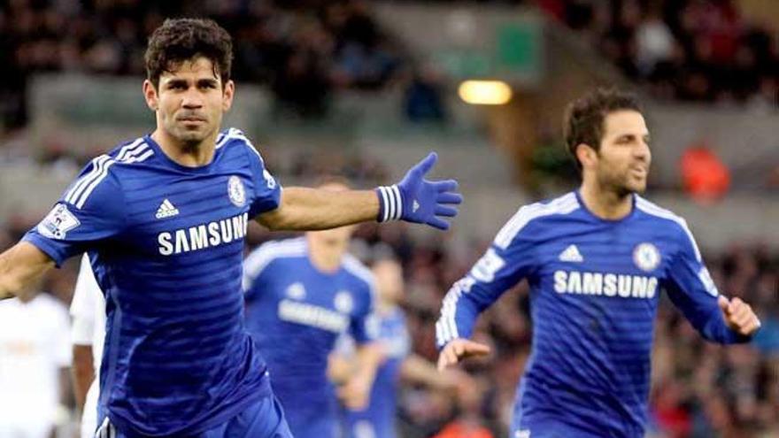 Diego Costa y Cesc Fàbregas celebran uno de sus goles.