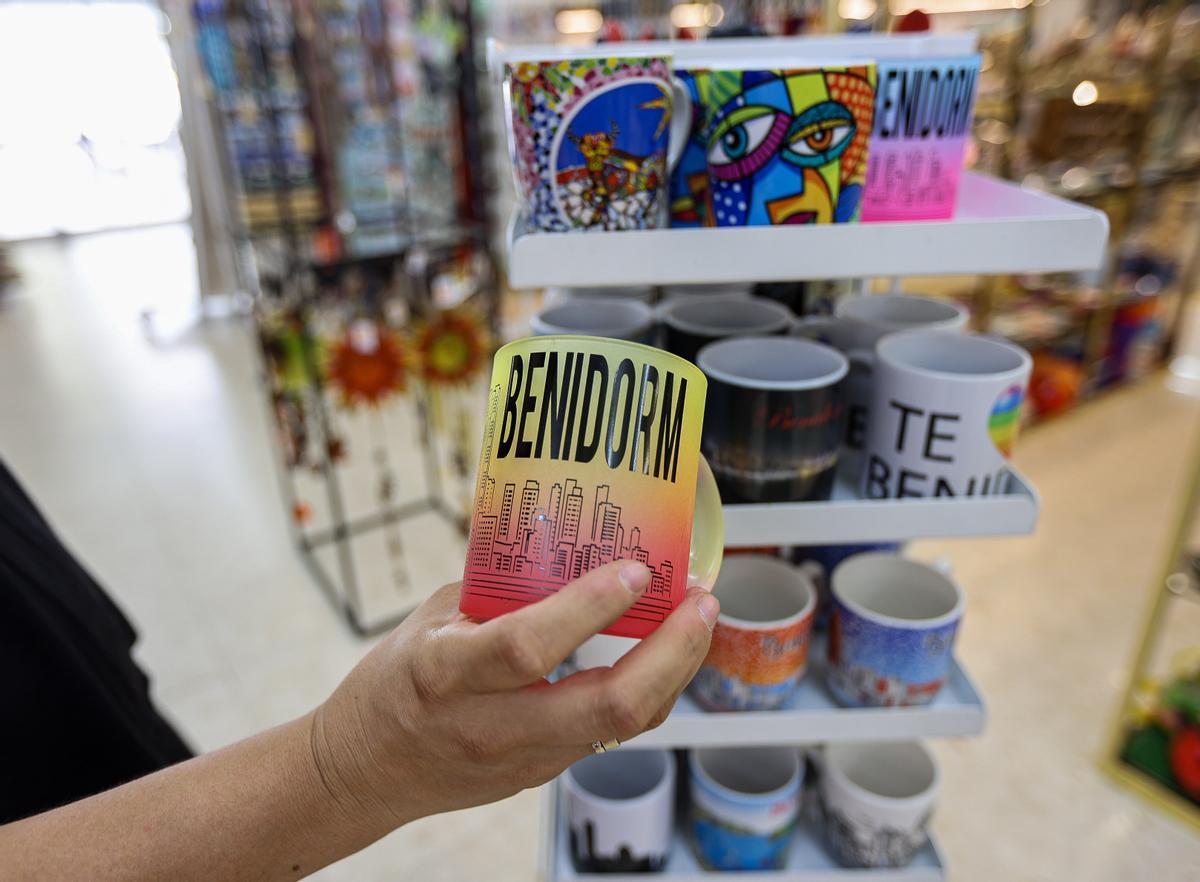 Las tazas, uno de los recuerdos más comprado por los turistas.