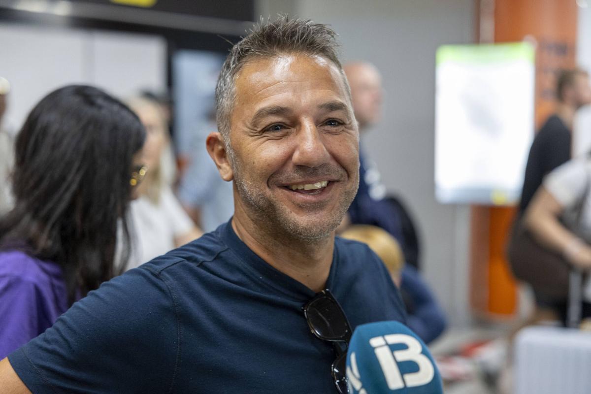 LOCAL. CONTROL DE PASAPORTES A ITALIANOS EN EL AEROPUERTO.