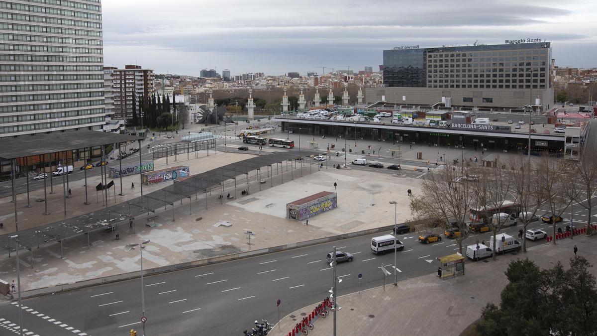 Los viales de Països Catalans que desaparecerán. Los coches pasan al fondo, entre la estación y el parque
