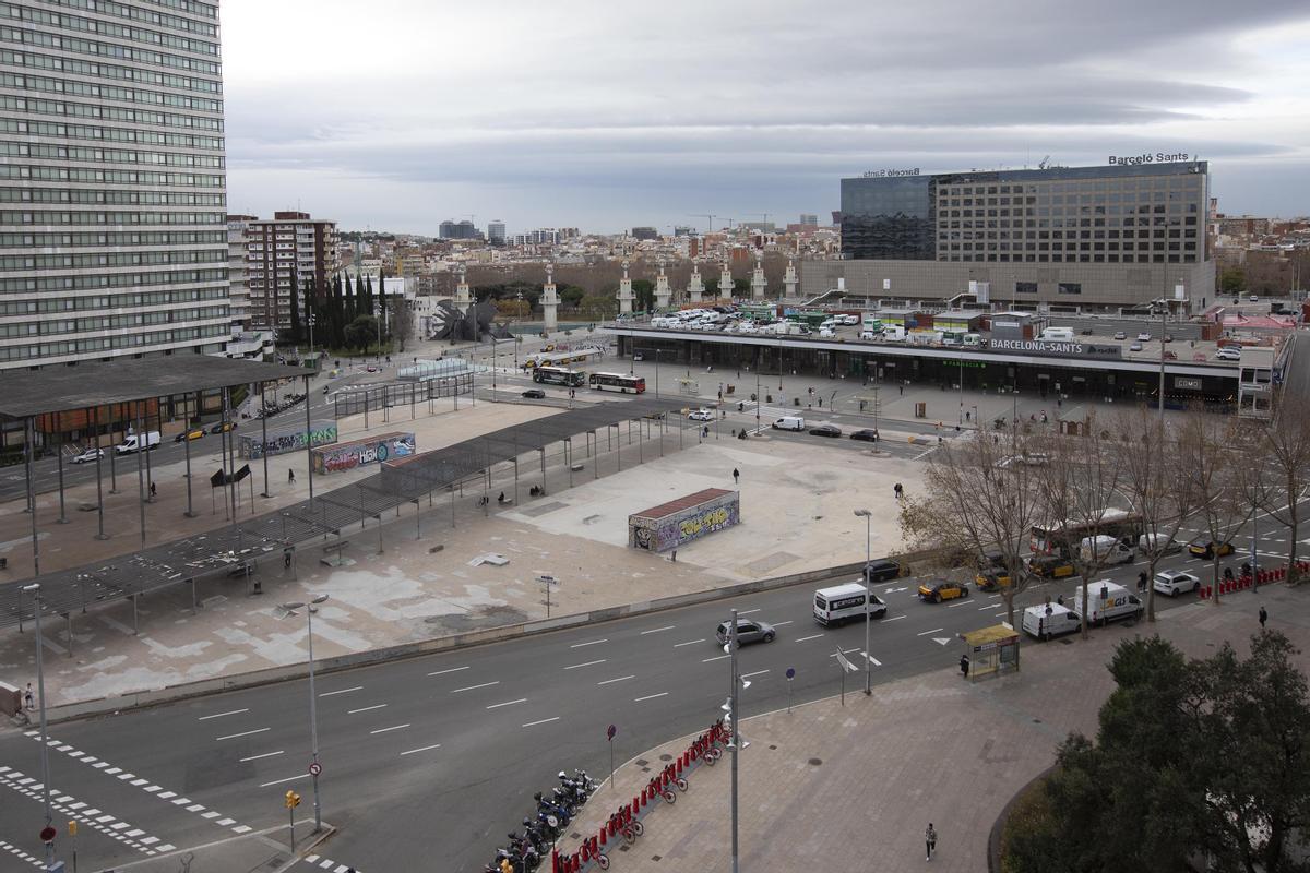 Los viales de Països Catalans que desaparecerán el año que viene. Los coches pasan al fondo, entre la estación y el parque