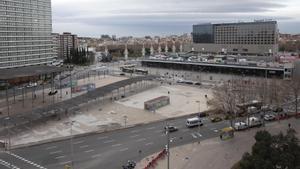 Los viales de Països Catalans que desaparecerán el año que viene. Los coches pasan al fondo, entre la estación y el parque