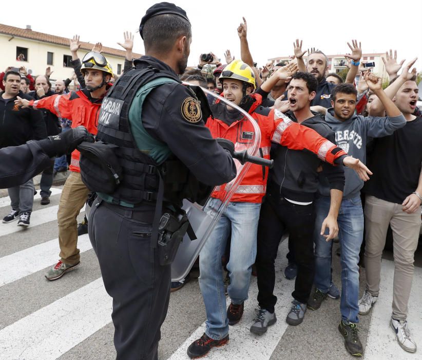 La Guàrdia Civil desallotja per la força el pavelló de Sant Julià de Ramis