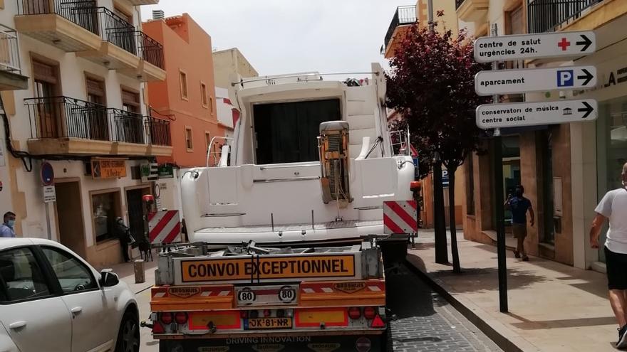 El camión atascado en la calle Príncipe de Asturias de Xàbia