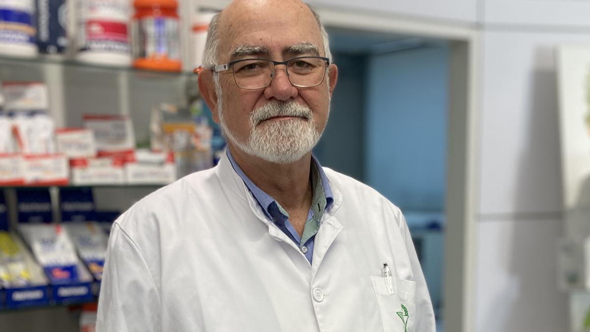 El presidente del MICOF, Jaime Giner, en su farmacia.
