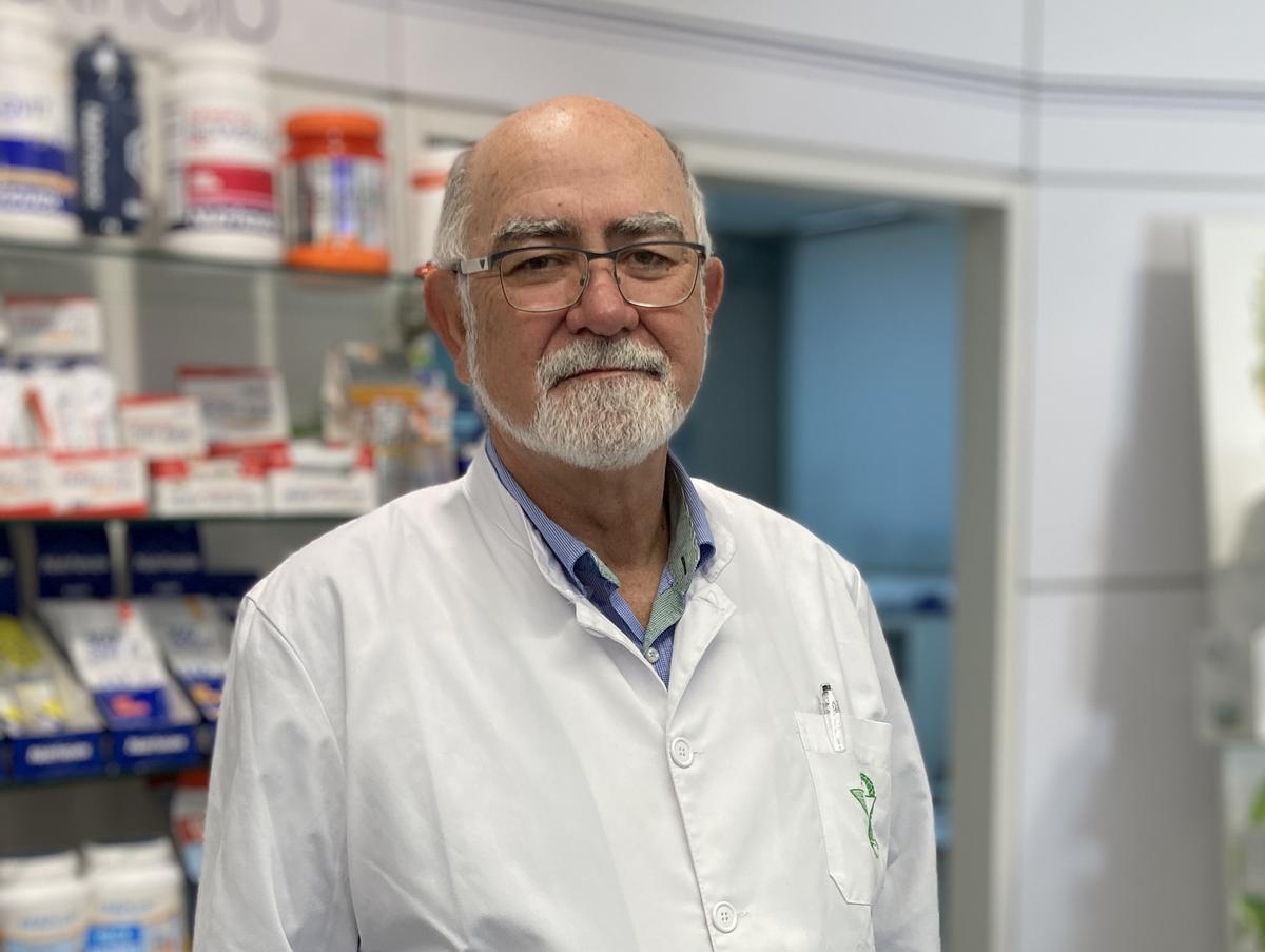 El presidente del MICOF, Jaime Giner, en su farmacia.