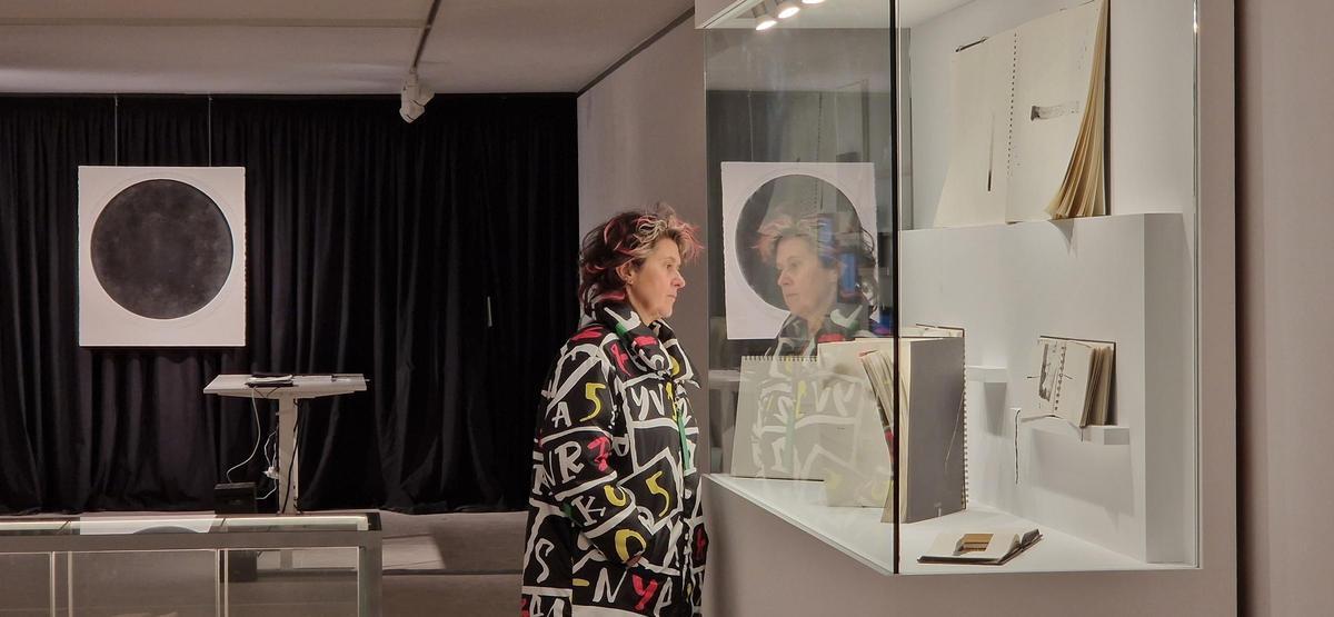 La artista Sylvia Molina contempla algunas de las piezas que componen su nueva propuesta expositiva