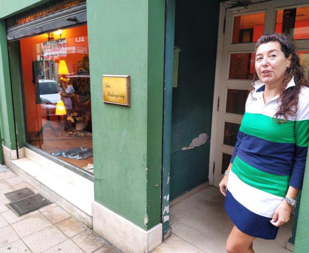 Ana Urdangaray, a la puerta de su establecimiento. | M. Á. G.