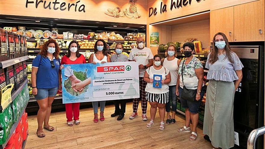 Foto de familia tras la entrega del cheque con los 5.000 euros, ayer. | |