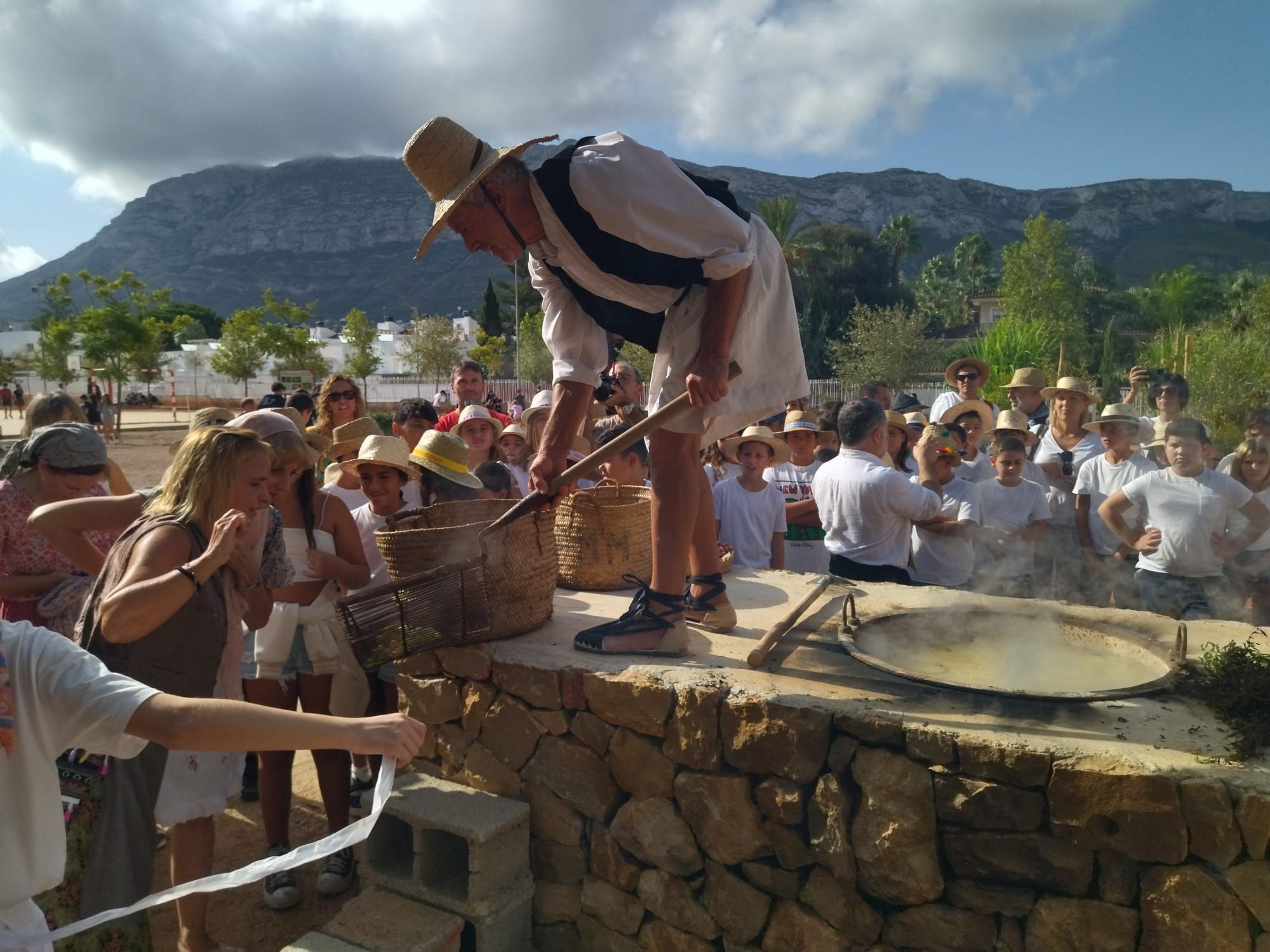 La fantástica "Festa de l'Escaldà" en el instituto Sorts de la Mar de Dénia (imágenes)